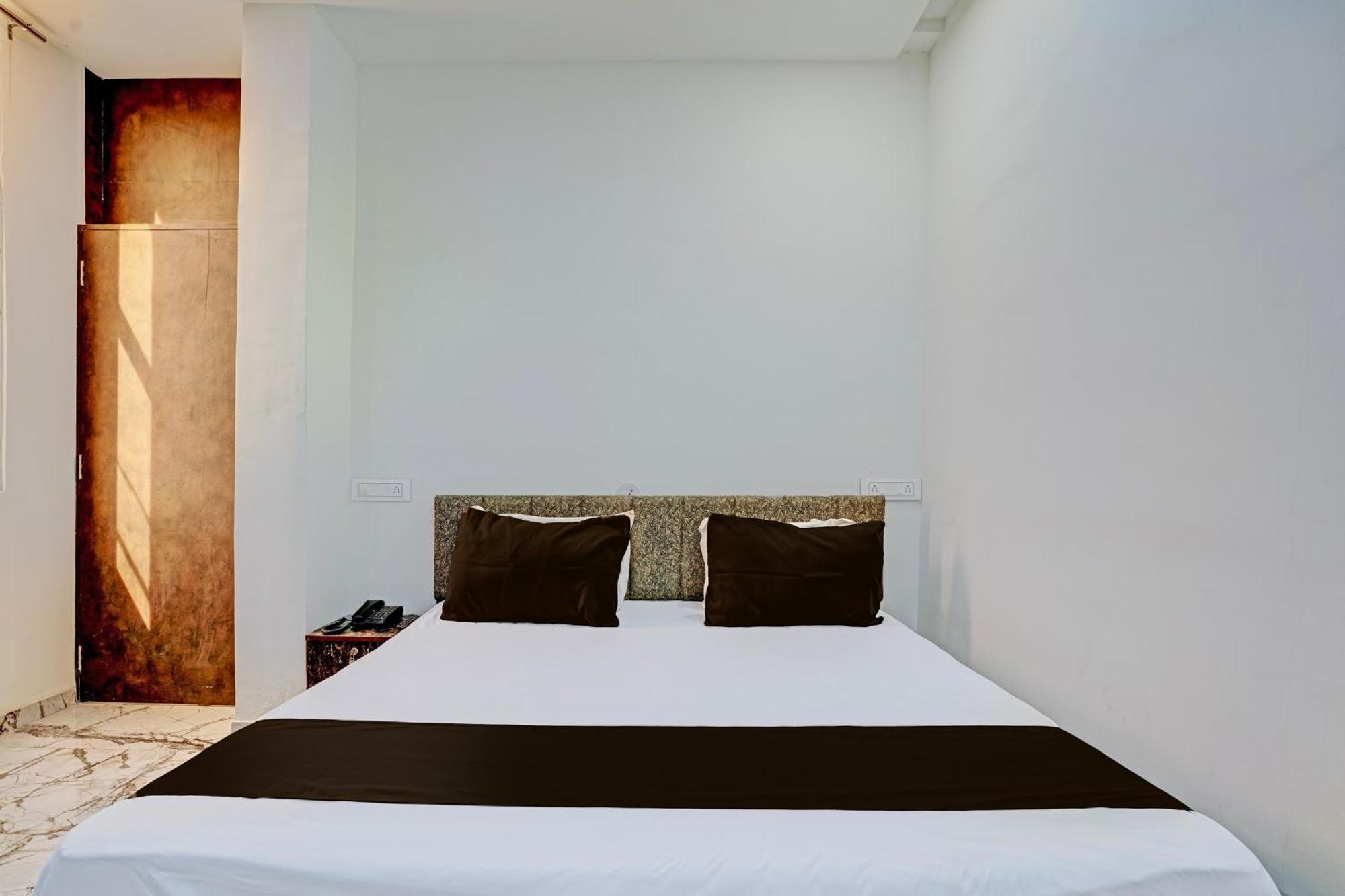Hotel O White Palace Hotel Rajkot Exterior photo